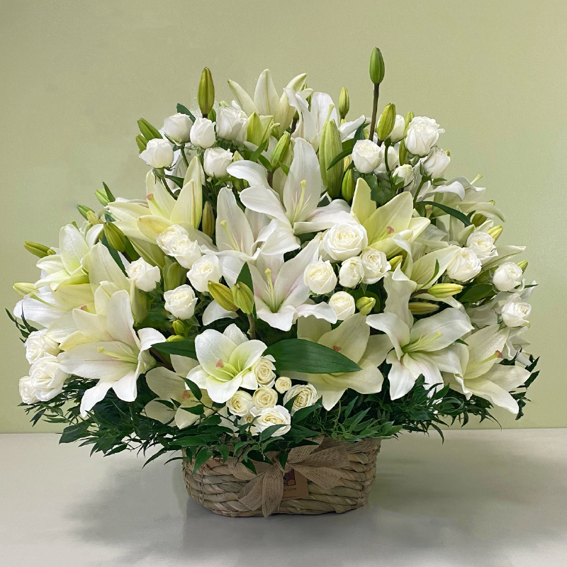 Canasto Lilium Blancos & Mini Rosas | XL