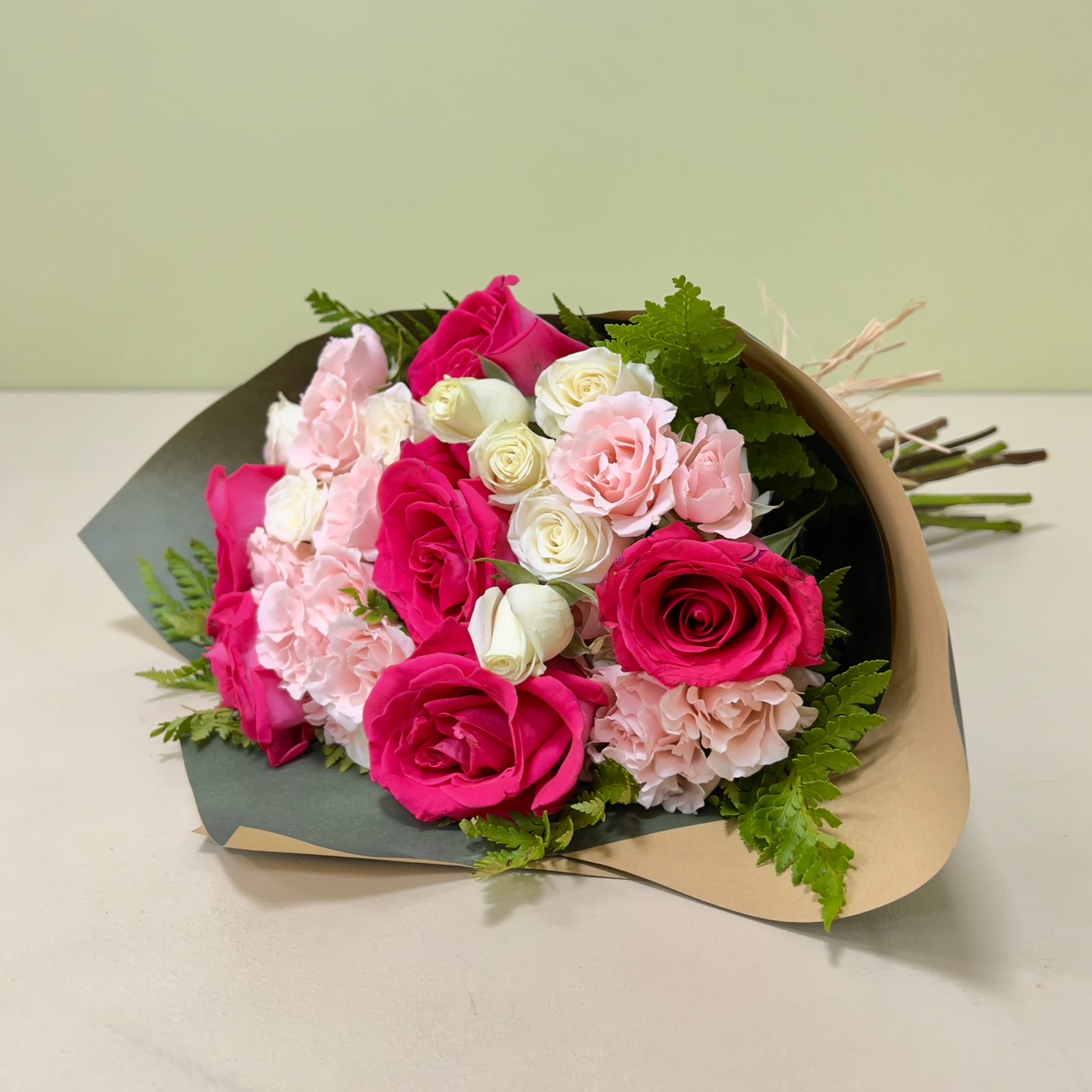 Ramo Rosas Fucsia & Mini Rosas con Helecho