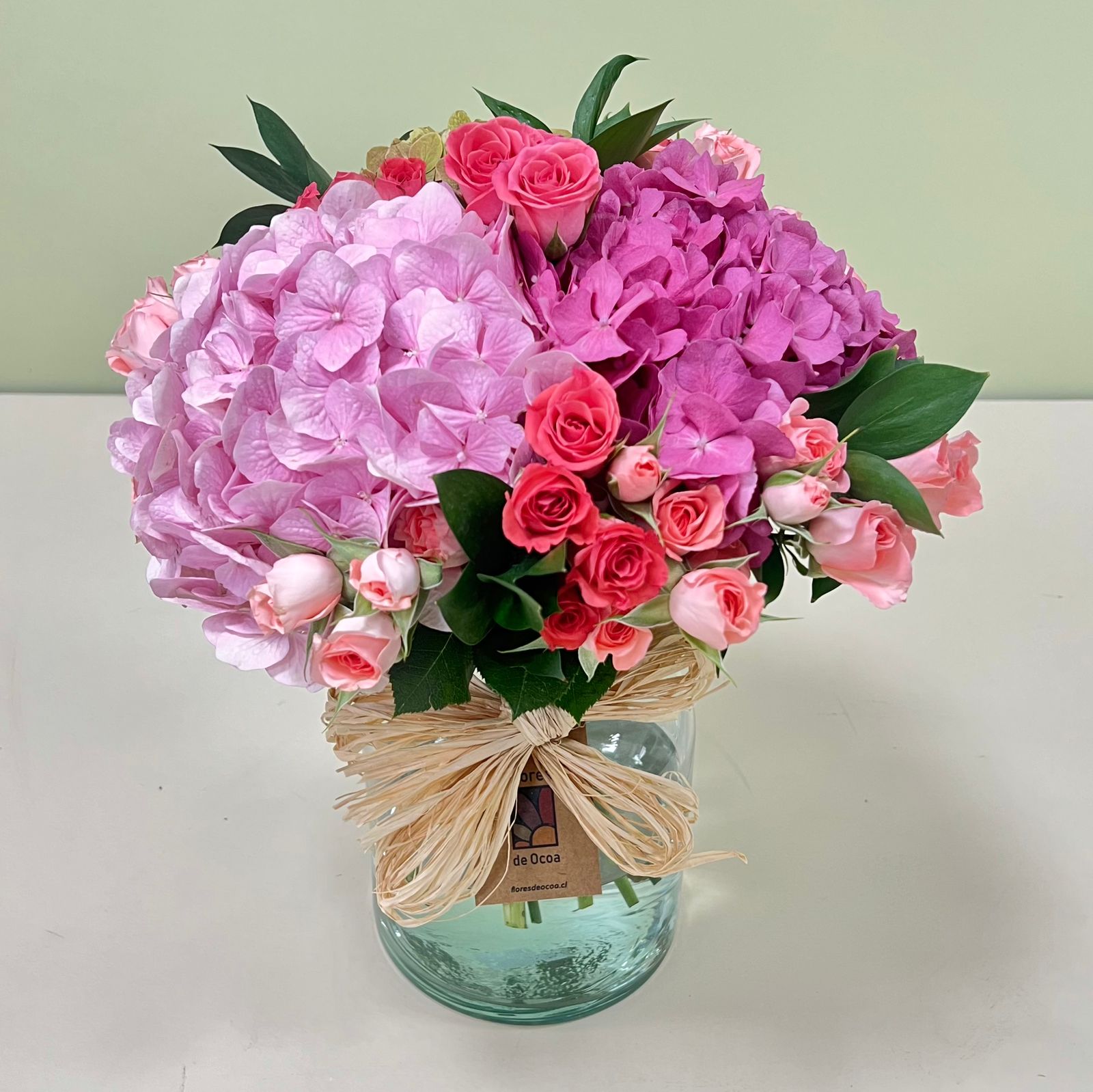 Florero Hortensias y Mini Rosas Rosadas