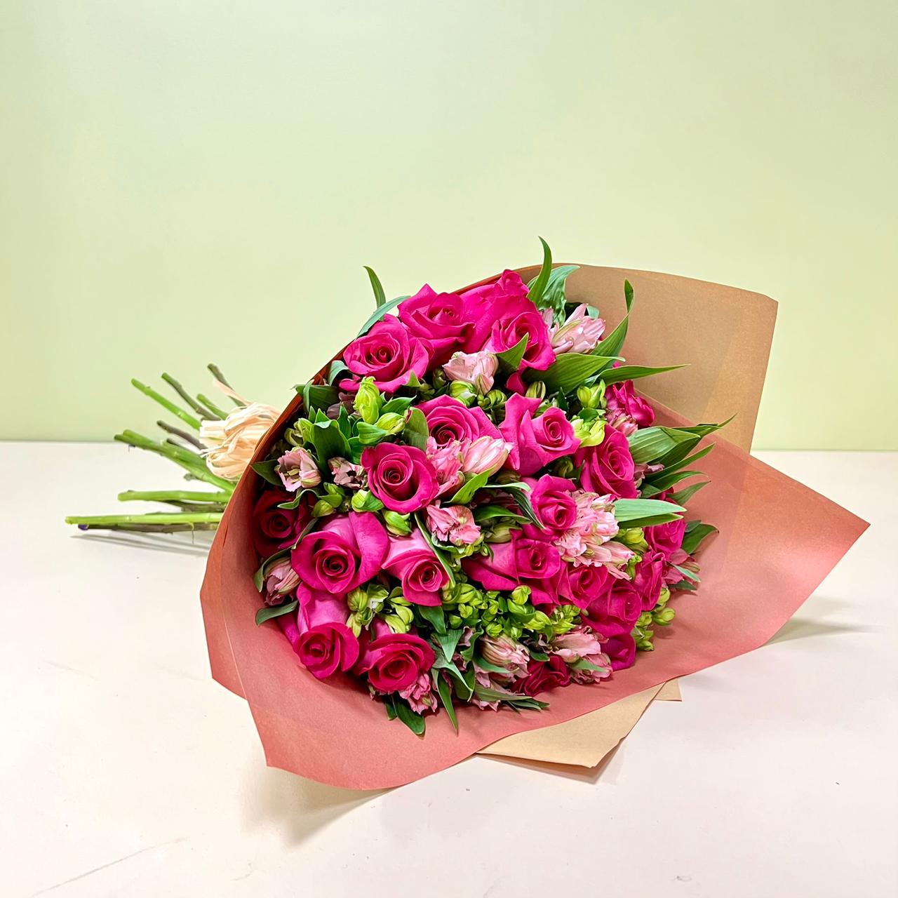 Ramo de Rosas, Alstroemeria y Charmelia.