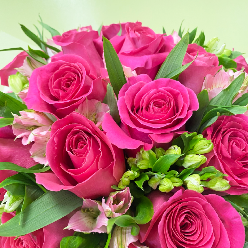Ramo de Rosas, Alstroemeria y Charmelia.