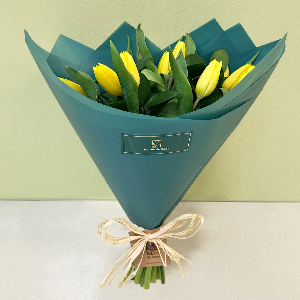 10 Tulipanes Amarillos & Ruscus | A18