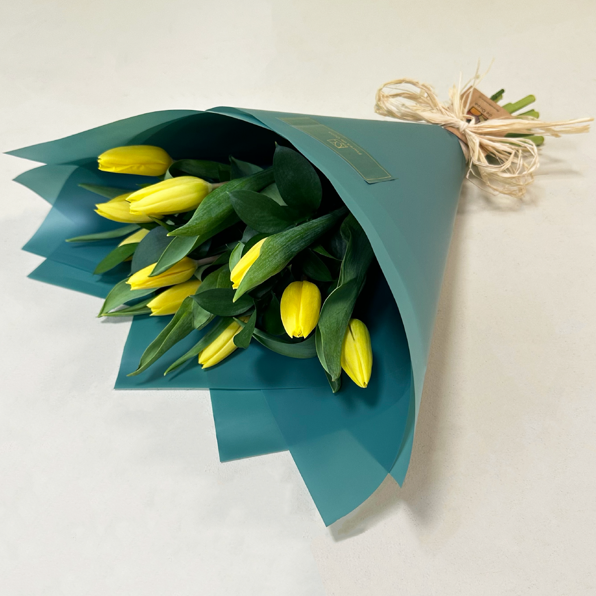 10 Tulipanes Amarillos & Ruscus | A18