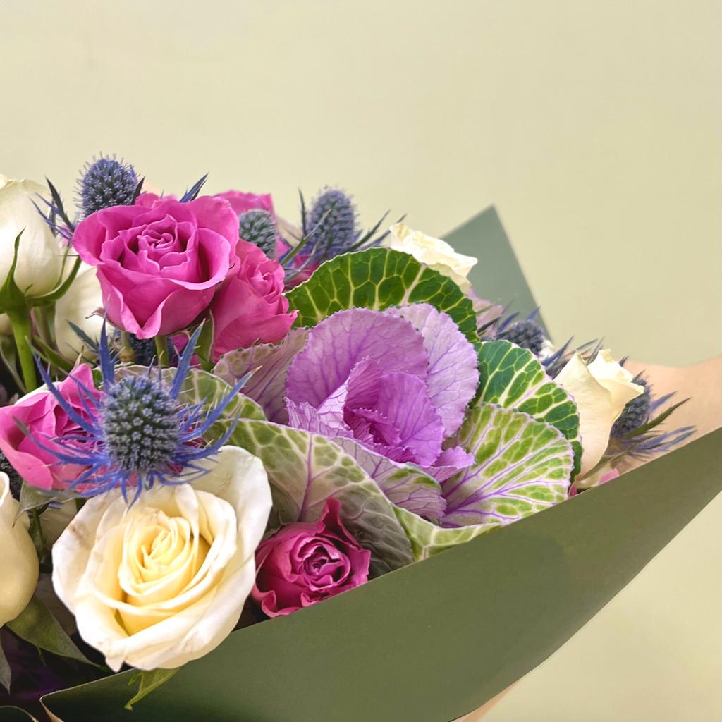 Ramo de Brassica con Mini Rosas