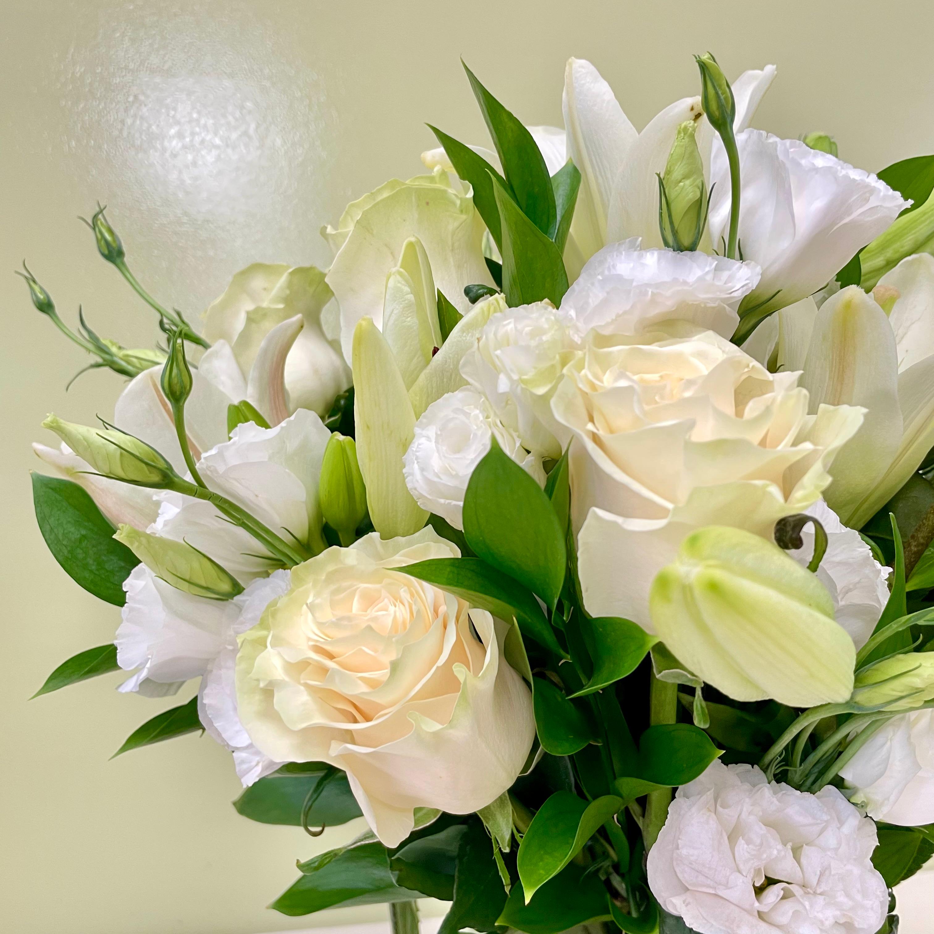 Florero Lisianthus & Lilium Blancos