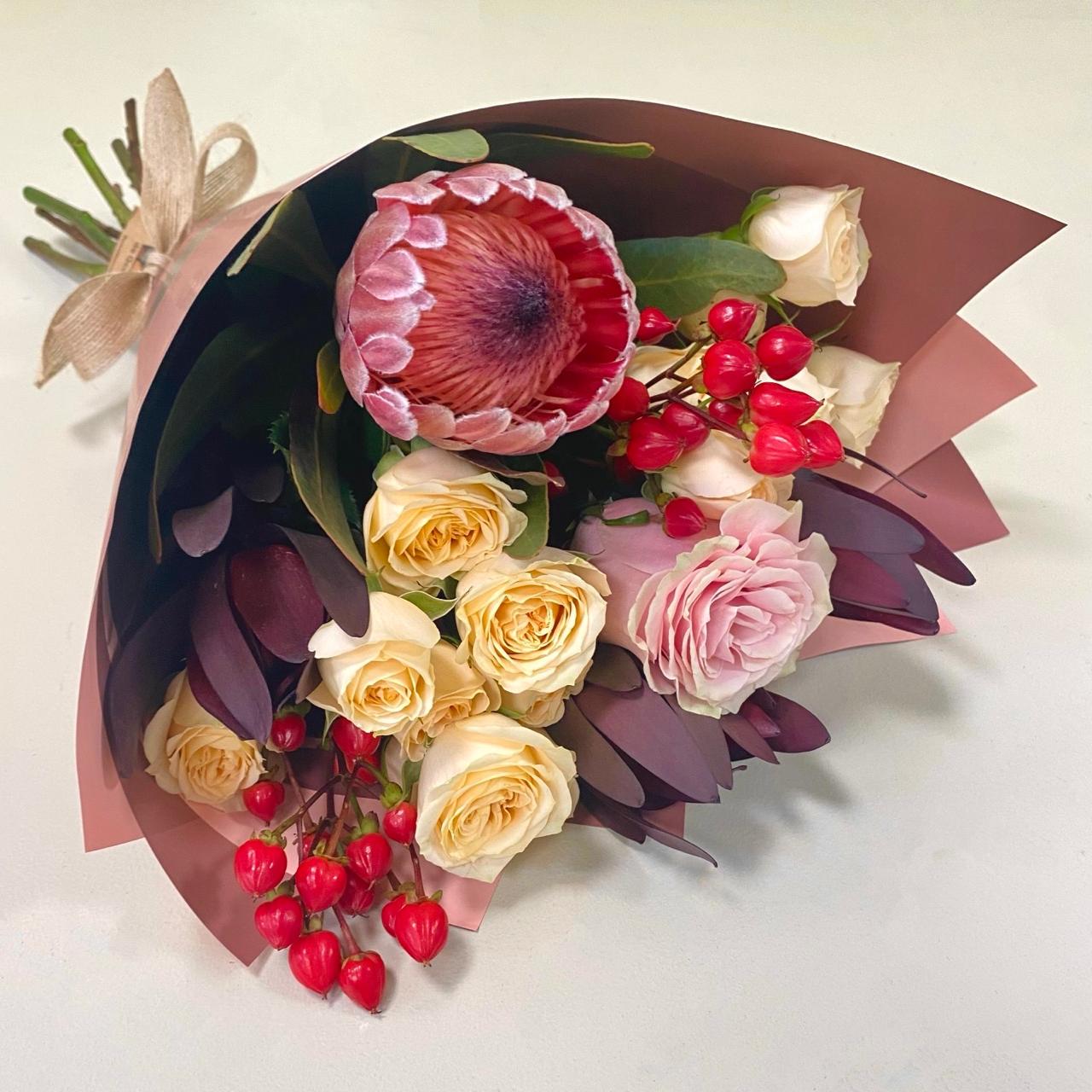 Protea Pink Ice & Mini Rosas | M8