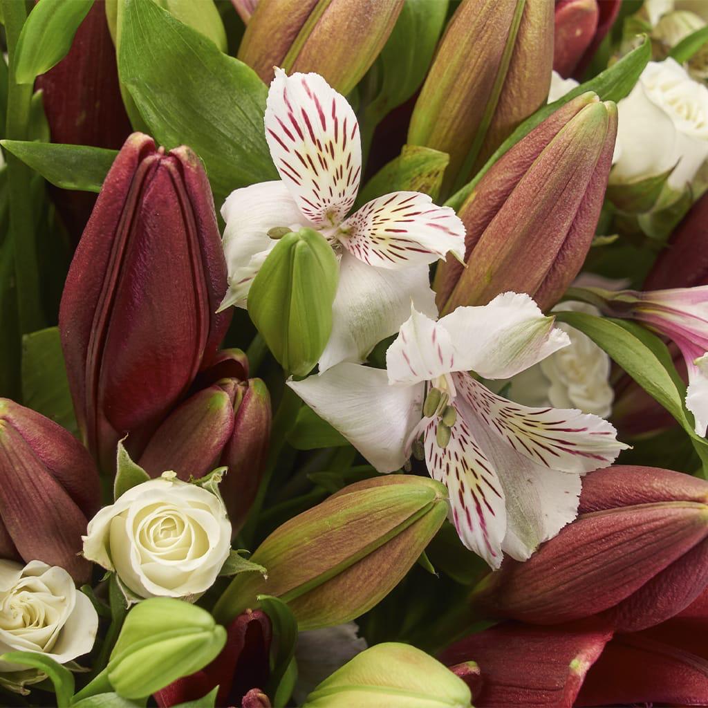 Ramo de Lilium Asiático, Alstroemeria y Ruscus.